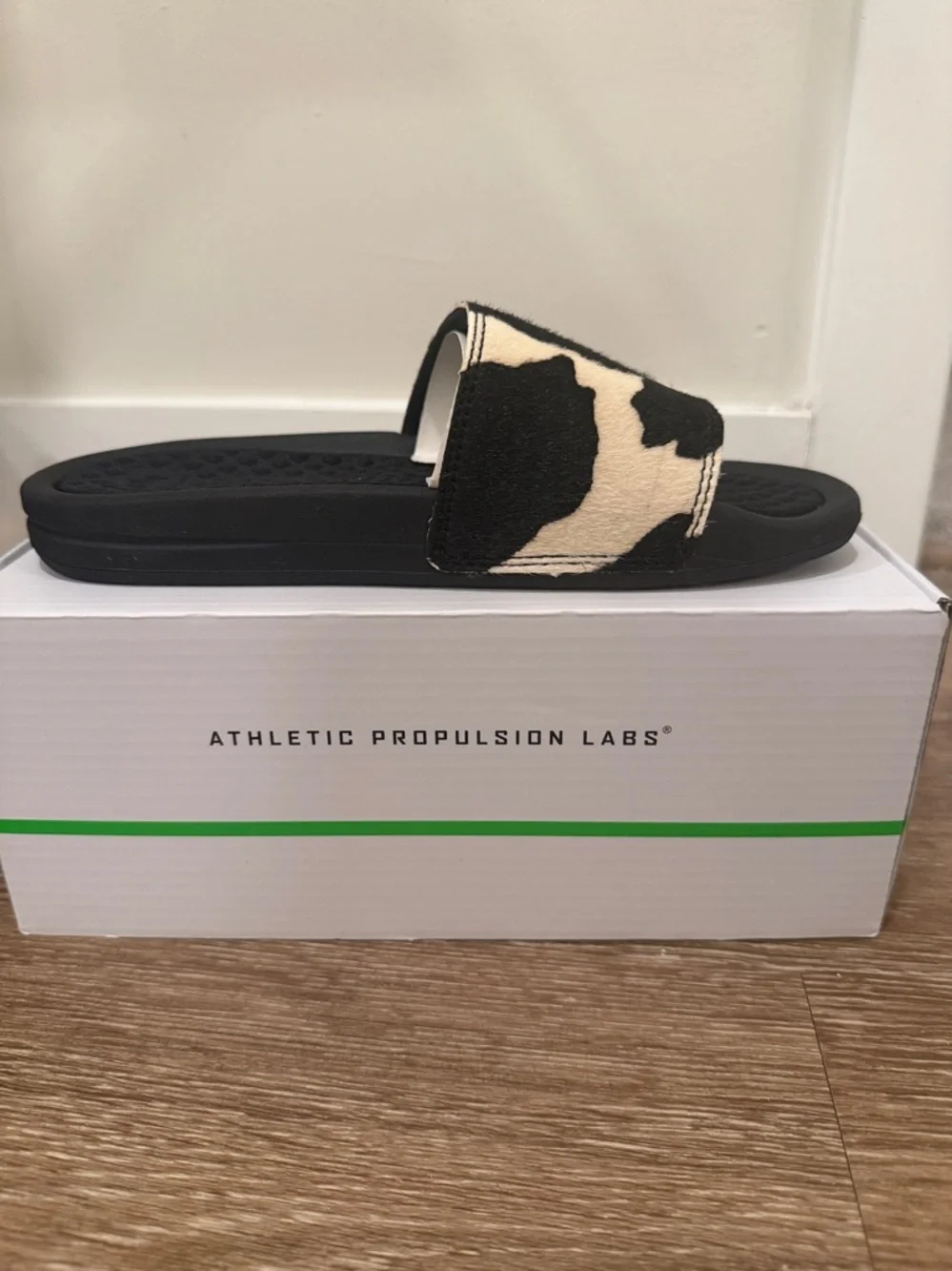 APL Iconic Slide Black White Cow Animal Print Women's Size 6 NEW‎